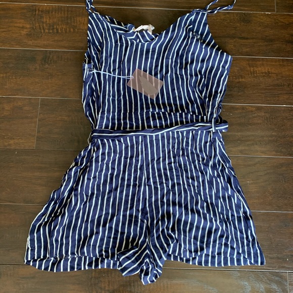 Forever21 Stripped romper - Picture 4 of 5